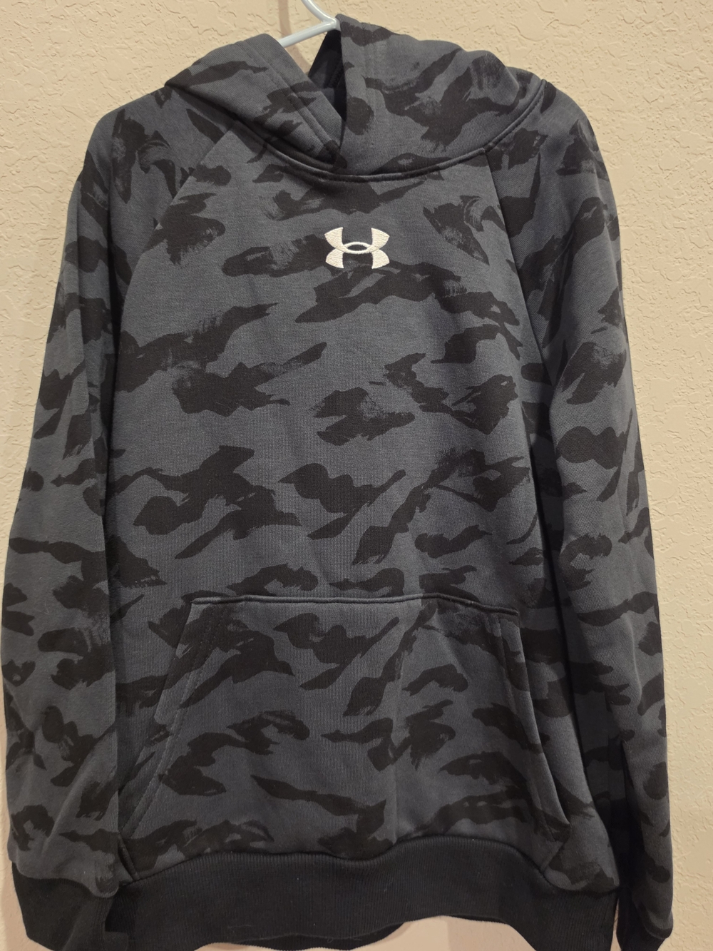 NWT Under Armour Gray Camo Hoodie Sweatshirt Youth Small